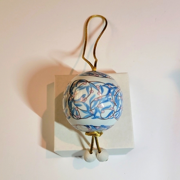 LLADRO VINTAGE "UNDER THE MISTLETOE BALL" - Picture 1 of 12